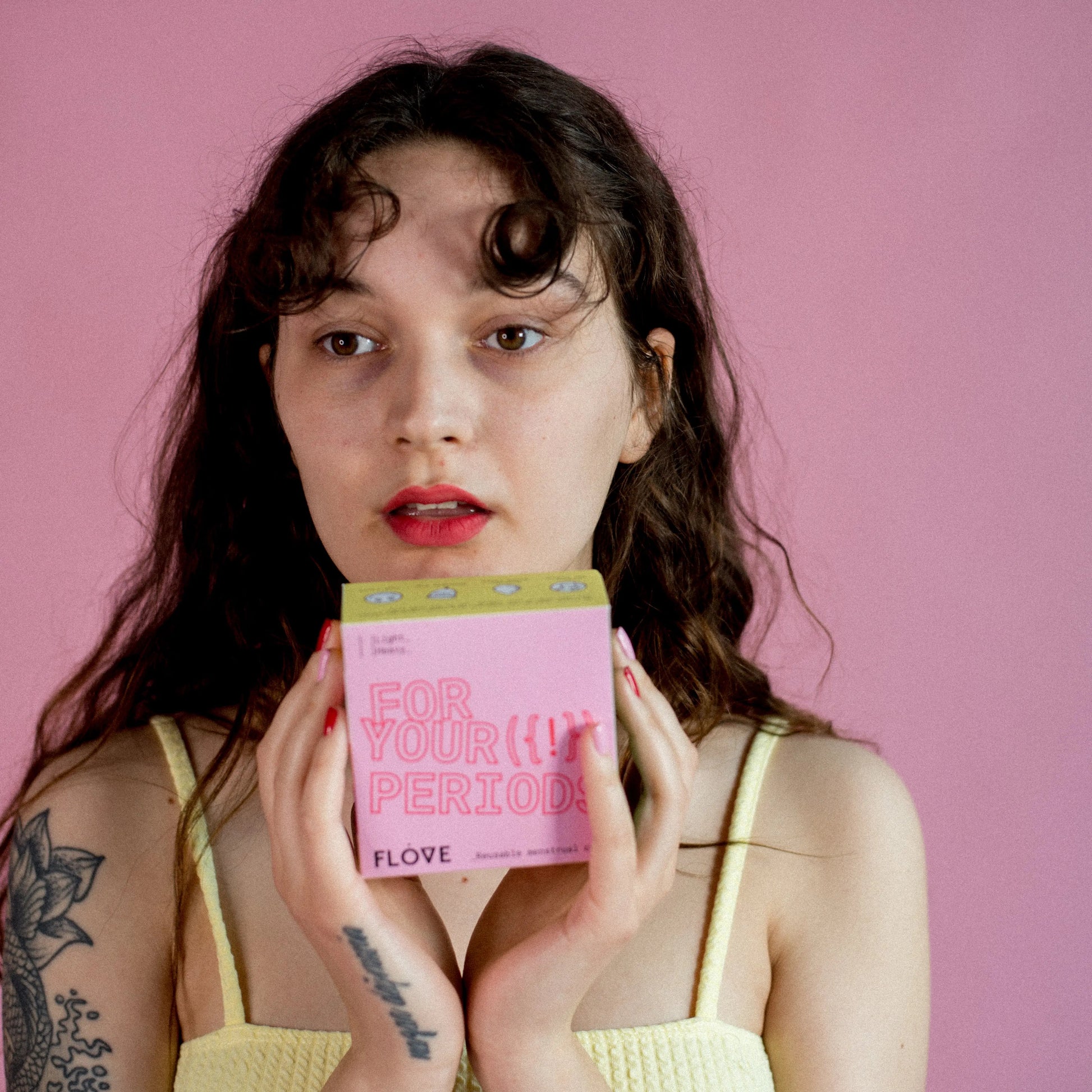 Flove fargerike emballasje holdt av jente